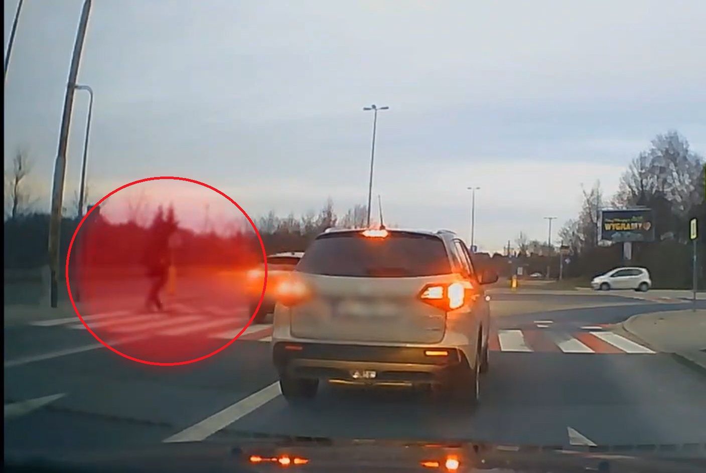 Kierowca prawie potrącił pieszego. Policja ostrzega 