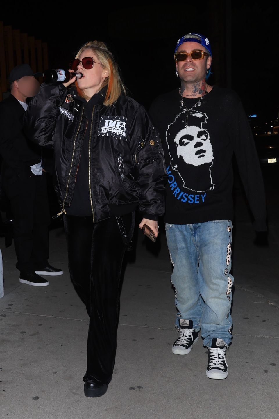Avril Lavigne popija piwo w drodze na kolację z narzeczonym 