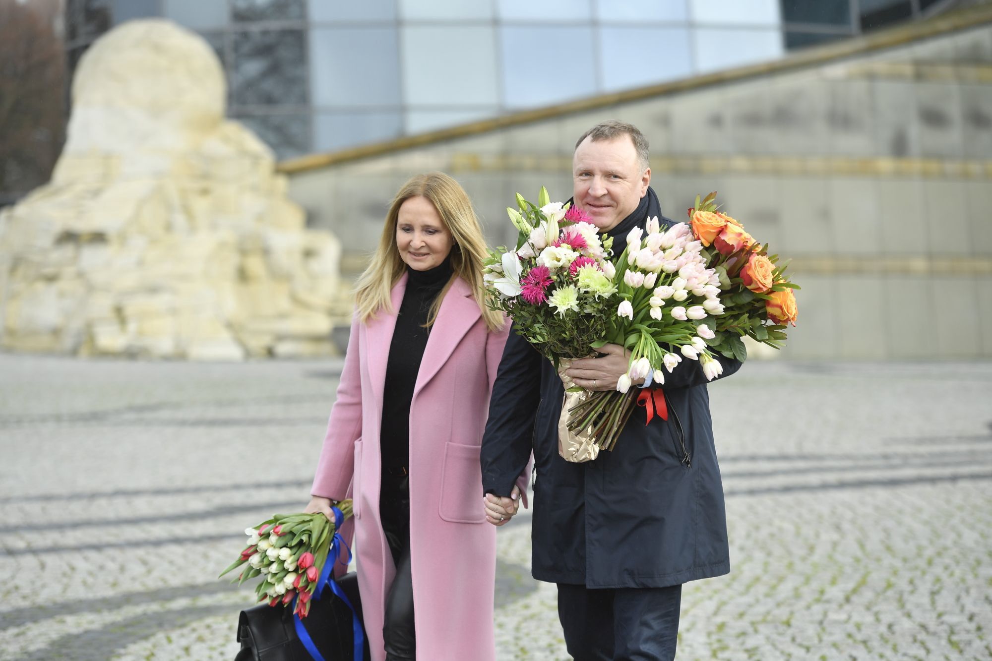 Joanna Kurska przywitana pod TVP przez Jacka Kurskiego