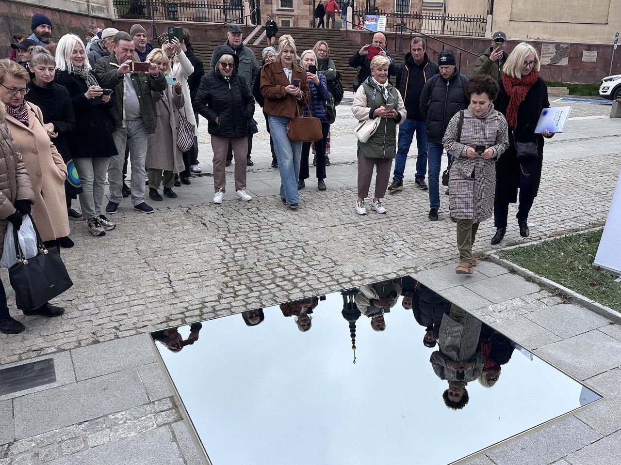 Instalacja Niebo Kielc to dwa metry na dwa lustrzanej tafli, 650 kilogramów pancernego szkła wmontowanego w płytę placu. Można po niej chodzić, zatrzymać i spojrzeć w dół.
