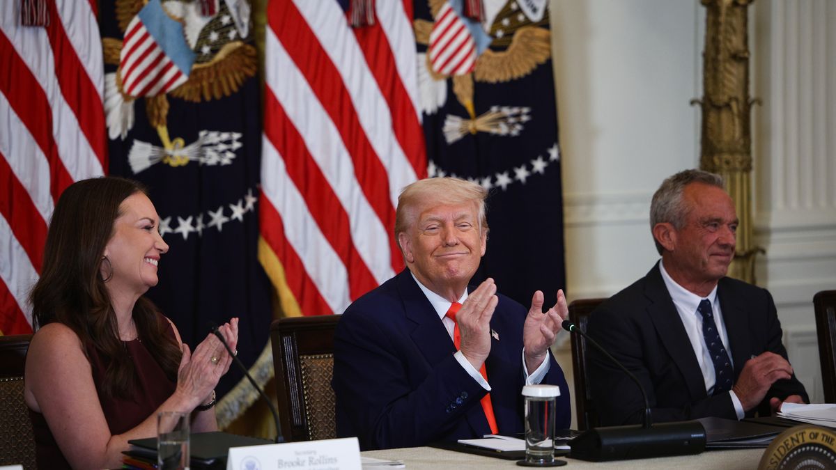US Secretary of Agriculture Brooke Rollins (L), US President Donald Trump (C), and US Secretary of Health and Human Services Robert F. Kennedy Jr. (R), react during a 'Make America Healthy Again' (MAHA) Commission event at the White House in Washington, DC, USA, 22 May 2025. EPA/FRANCIS CHUNG / POOL Dostawca: PAP/EPA.