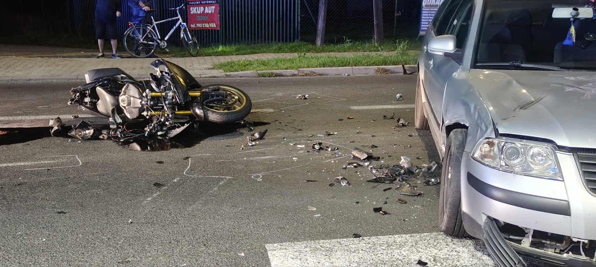 Do zderzenia motocykla z dwoma samochodami osobowymi doszło w piątek wieczorem, 19 września