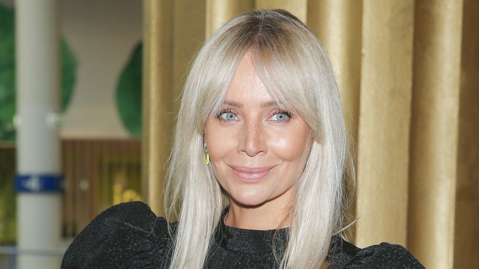Agnieszka Woźniak-Starak włożyła sukienkę z czarną różą. To symboliczny gest