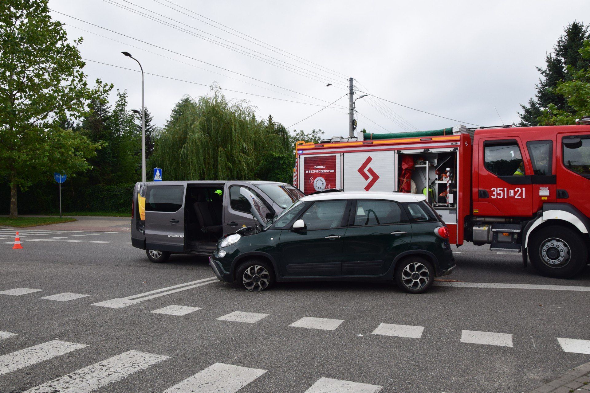 Do zderzenia dwóch aut doszło w poniedziałek 28 lipca w rejonie skrzyżowania Alei Niepodległości z ulicą Cichą w Skierniewicach