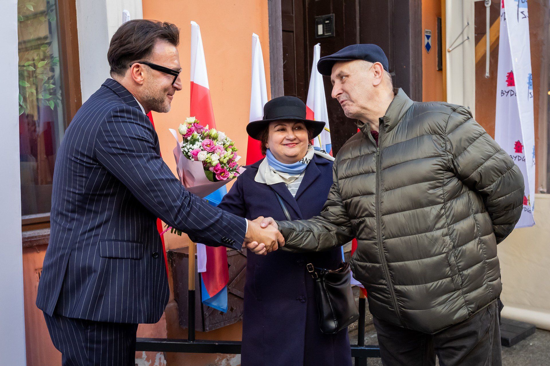 Bydgoska Aleja Autografów na ul. Długiej powiększyła się o kolejny podpis. W sobotę (18 października) swój autograf odsłonił tu ceniony lekarz i naukowiec dr n. med. Paweł Rajewski, prof. WSNoZ. - Czuję wdzięczność i dumę, że mogę być częścią tego miasta i jego społeczności - stwierdził laureat.