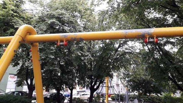 Wrocław. Wandale wygrywają. Giną ławki, rośliny i huśtawki