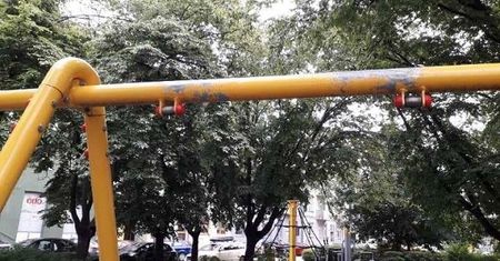 Wrocław. Wandale wygrywają. Giną ławki, rośliny i huśtawki