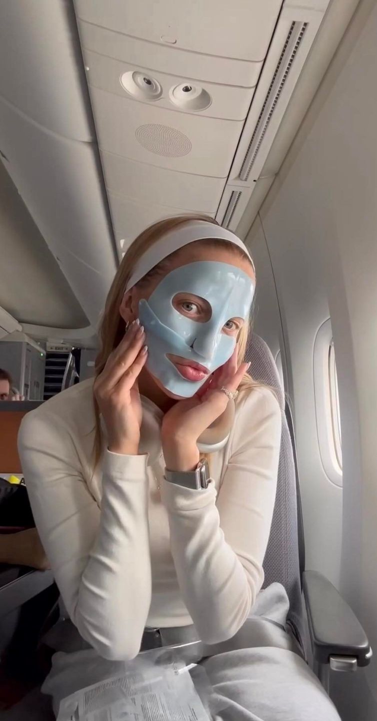 Jessica Mercedes i jej "beauty routine" w samolocie