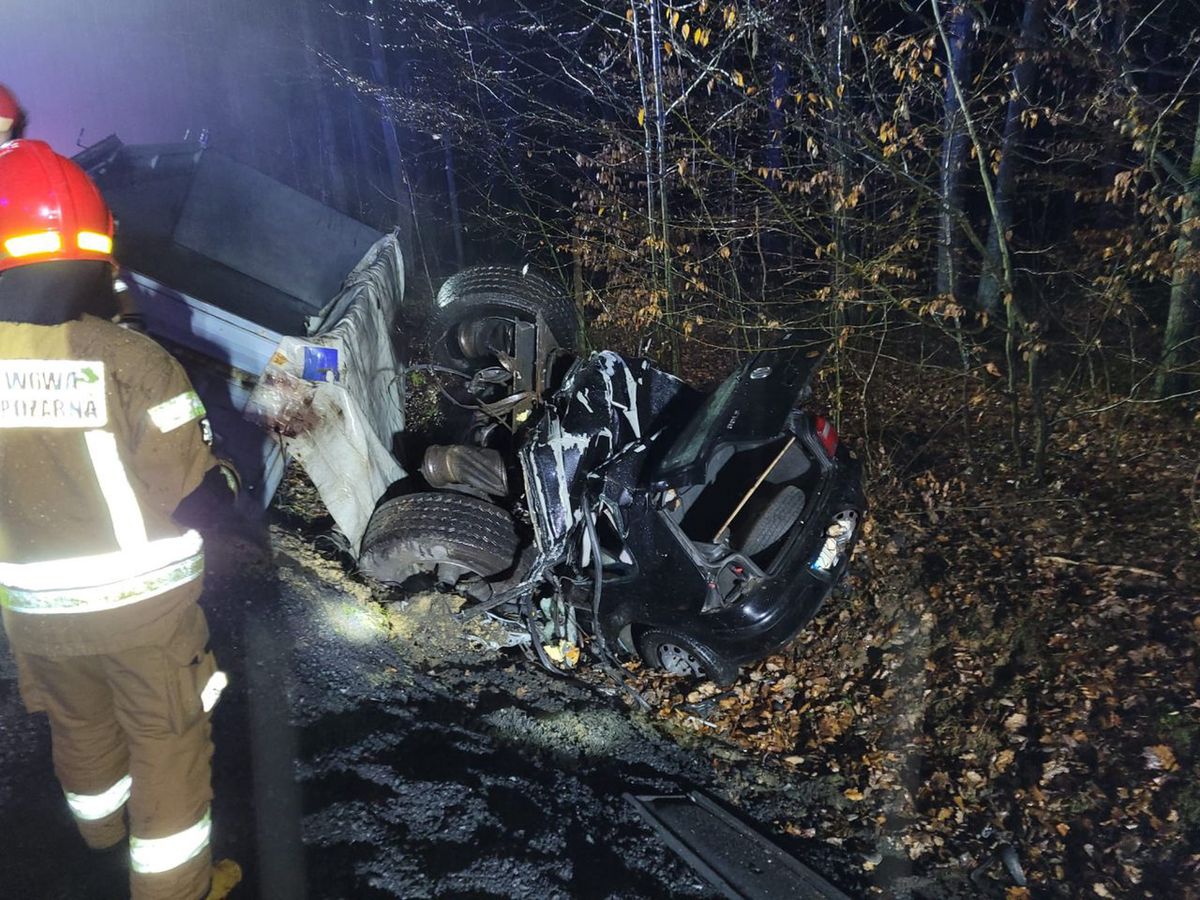 Przyczepa z węglem uderzyła w auto osobowe.