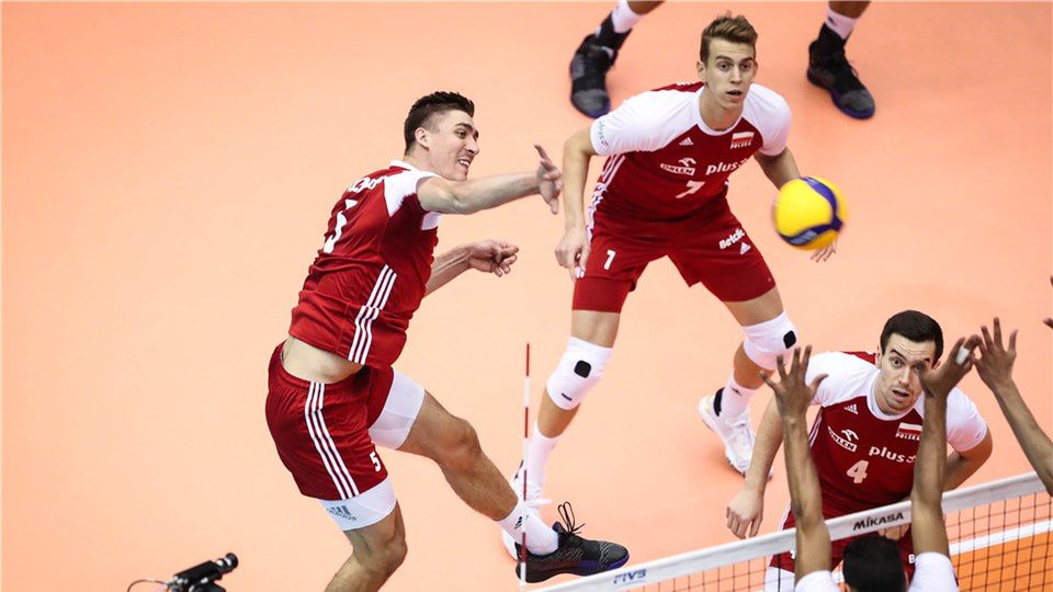 Materiały prasowe / FIVB / Na zdjęciu od lewej: Łukasz Kaczmarek w ataku