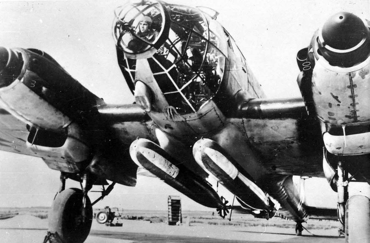 Samolot He-111 z dwiema torpedami podwieszonymi pod kadłubem