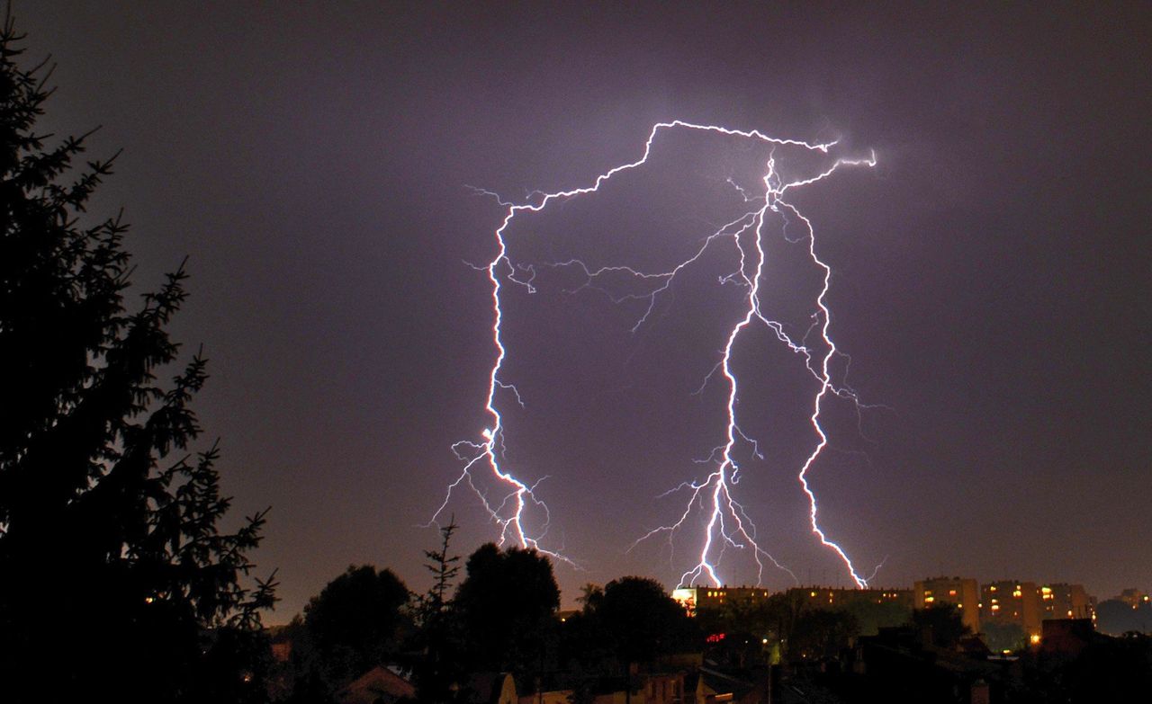 Kraków: Uwaga na burze, silny deszcz, a nawet grad w regionie. Meteorolodzy przestrzegają