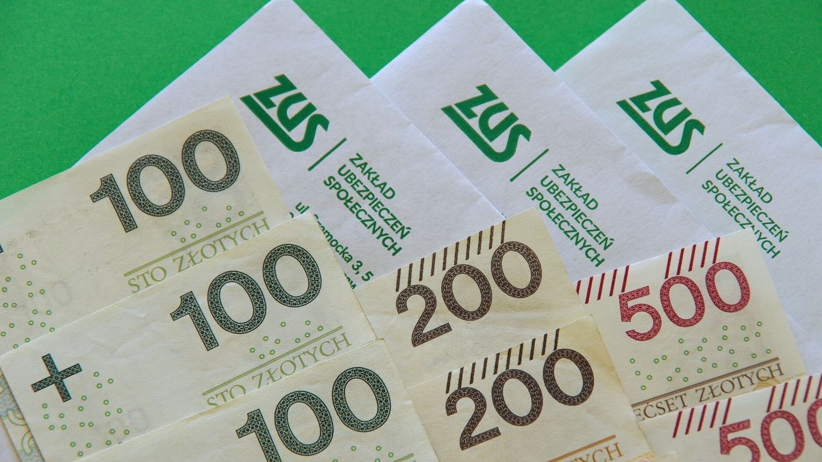 Stock Marek BazakPHOTO: ZOFIA I MAREK BAZAK / EAST NEWS N/z pisma z ZUS-u i pieniadze, banknoty o nominale 100, 200, 500 zl.ZOFIA BAZAK