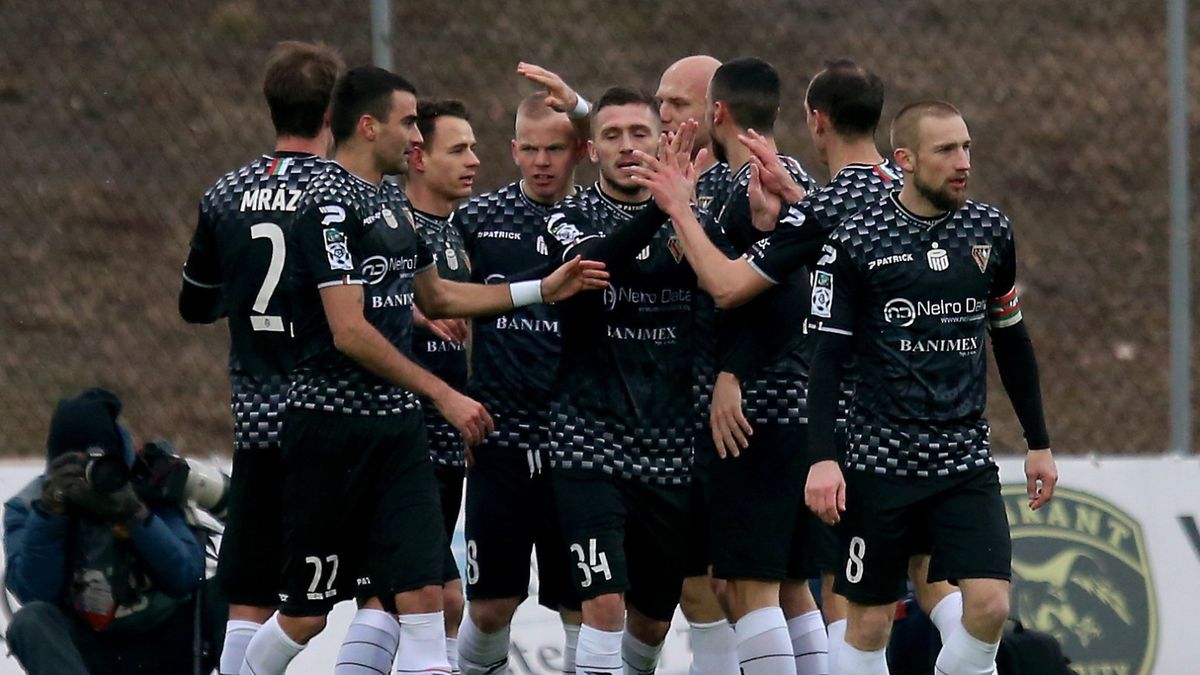 piłkarze Zagłębia Sosnowiec cieszą się z gola podczas meczu Ekstraklasy z Koroną Kielce