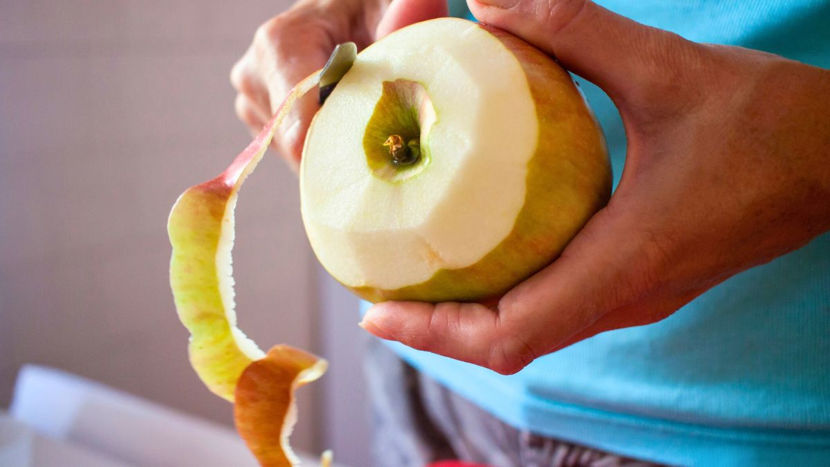 Kobieta obiera jabłko