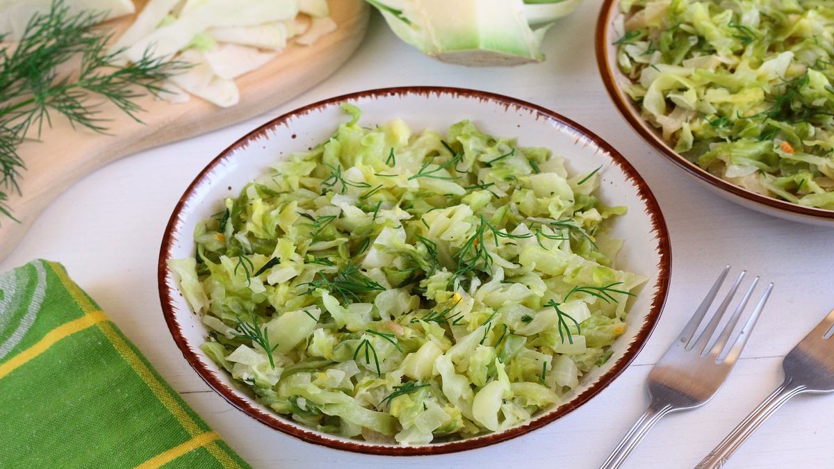 Ten przepis na młodą kapustę ma 160 lat i wciąż zachwyca. Fot. AdobeStock