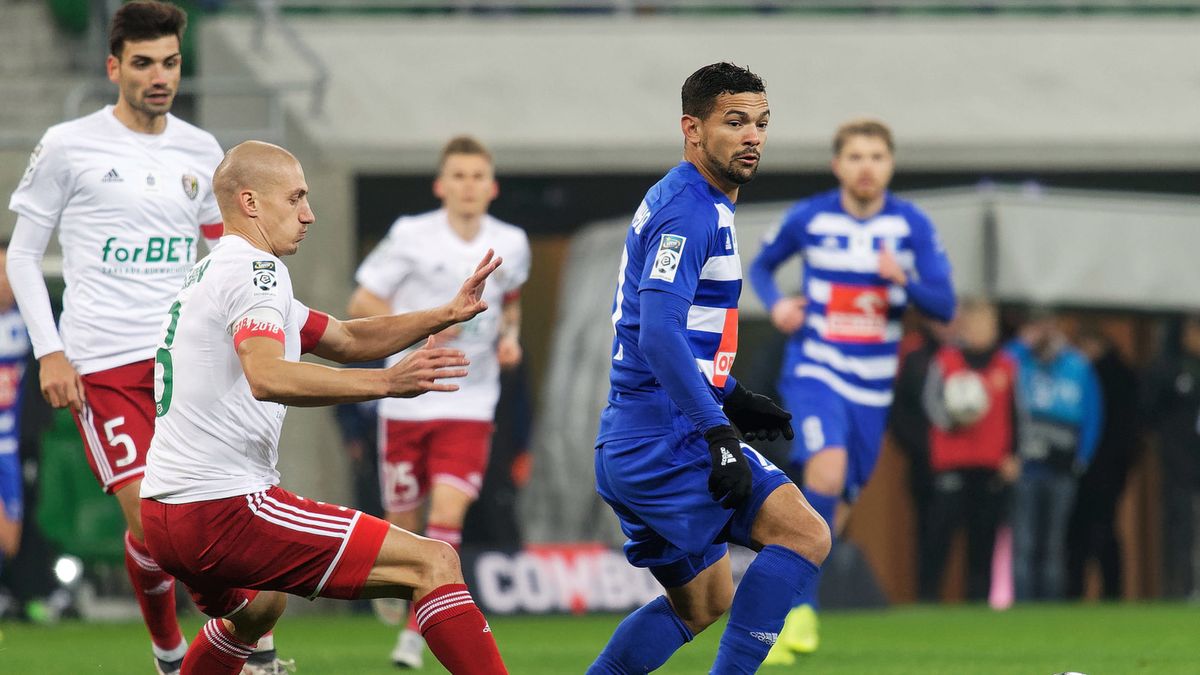 zawodnik Śląska Wrocław Piotr Celeban (z lewej) i Ricardinho Cavalcante Mendes z Wisły Płock