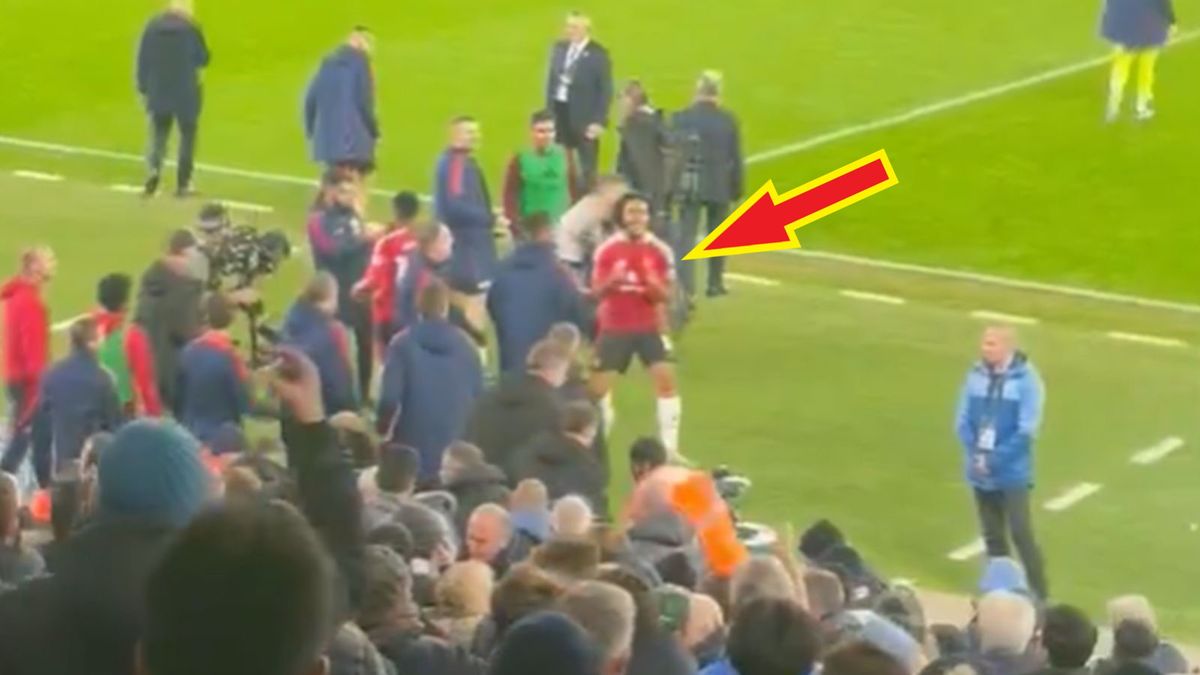 x.com/aadamp9 / Na zdjęciu: Joshua Zirkzee (Manchester United) prowokuje fanów Manchesteru City