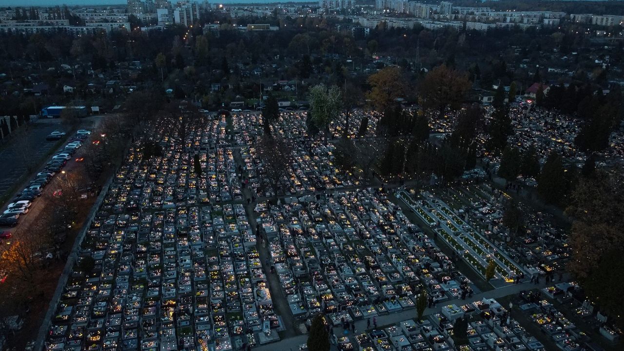Częstochowa: Piękny widok rozpalonych zniczy na cmentarzu po zmroku