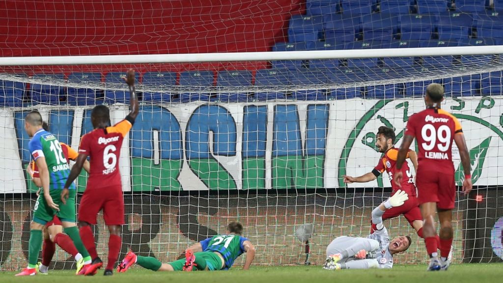 Getty Images / Hakan Burak Altunoz/Anadolu Agency  / Na zdjęciu: moment kontuzji Fernando Muslery w meczu z Rizesporem