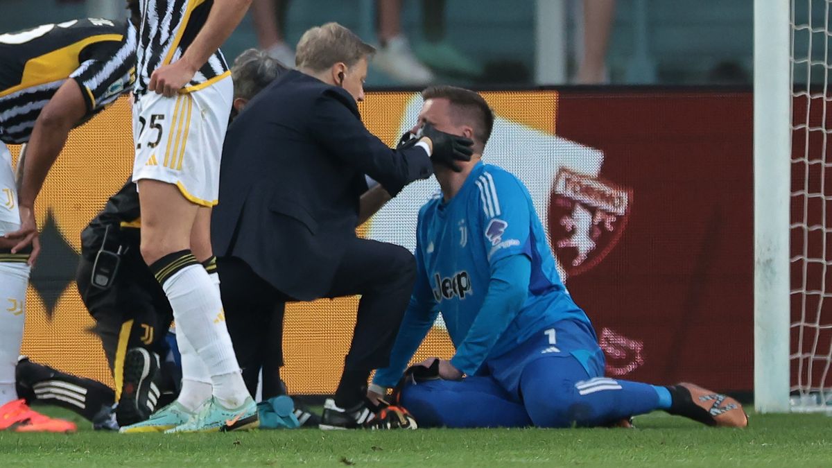 Getty Images / Wojciech Szczęsny opatrywany podczas derbów Turynu