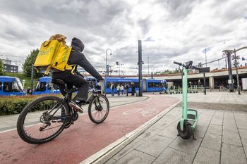 Kraków: Brawura na elektrycznych rowerach i hulajnogach. Planują pomiar prędkości