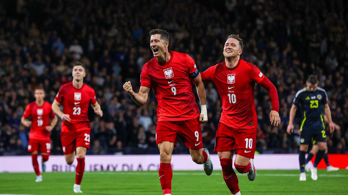GLASGOW, SCOTLAND - SEPTEMBER 05: Poland's Robert Lewandowski celebrates with Piotr Zielinski (R) as he scores from the penalty spot to make it 2-0 during a UEFA Nations League - League A Group 1 match between Scotland and Poland at Hampden Park, on September 05, 2024, in Glasgow, Scotland. (Photo by Alan Harvey/SNS Group via Getty Images)