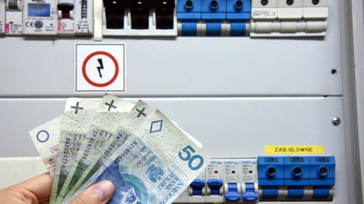 East News archiwumFot. Bartlomiej Magierowski/EastNews. Wroclaw 18.09.2021. Wzrost cen pradu. Zdjecie ilustracyjne: pieniadze i skrzynka elektryczna z bezpiecznikami.Bartlomiej Magierowski
