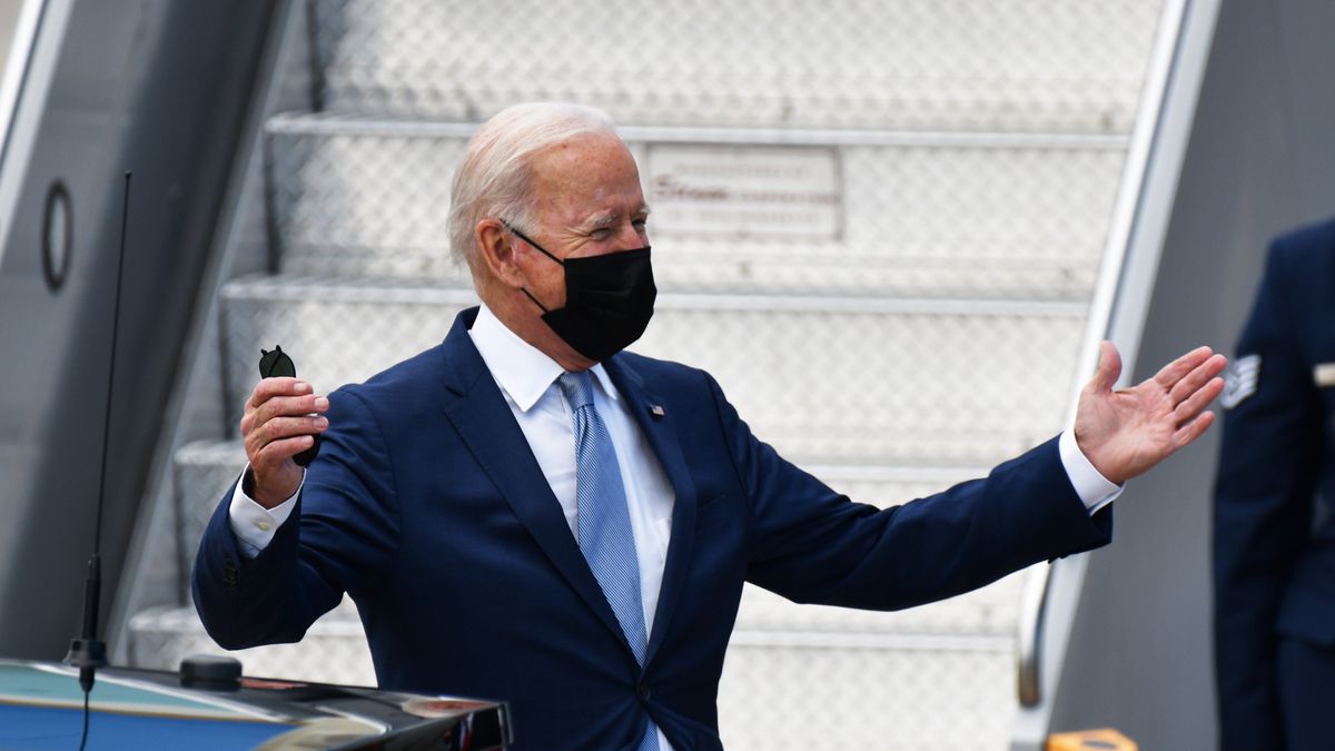 DENVER, CO - SEPTEMBER 14 : President Joe Biden arrives at Denver International Airport in Denver, Colorado on Tuesday, September 14, 2021. President Biden travels to Denver, Colorado to visit the National Renewable Energy Laboratory and deliver remarks underscoring how the investments in his Bipartisan Infrastructure Deal. (Photo by Hyoung Chang/MediaNews Group/The Denver Post via Getty Images)