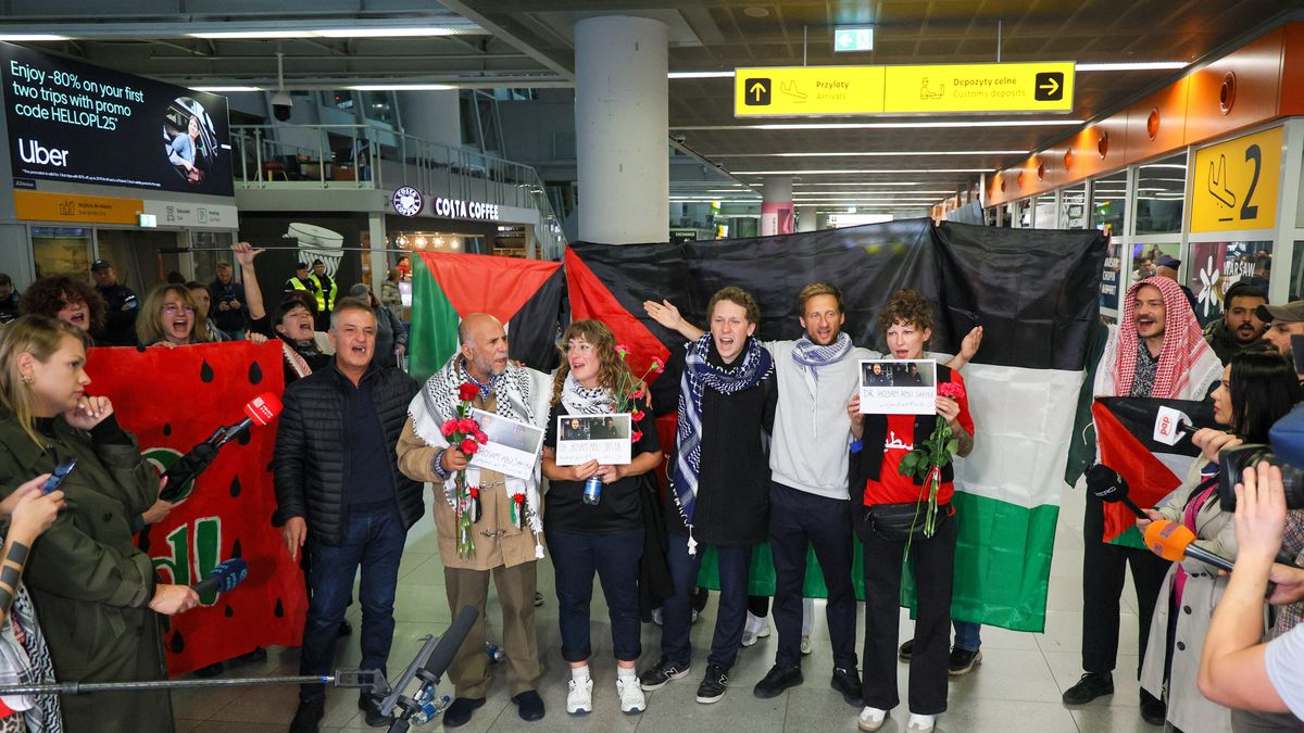 Warszawa, 08.10.2025. Polscy uczestnicy flotylli humanitarnej do Strefy Gazy: Omar Faris (2L), Nina Ptak (P), Ewa Jasiewicz (3L) i poseł KO Franciszek Sterczewski (2P) po powrocie do kraju na lotnisku im. Fryderyka Chopina w Warszawie, 8 bm. Polacy znajdowali się w grupie ponad 470 osób z 47 państw biorących udział w Globalnej Flotylli Sumud (GSF). Konwój humanitarny został przechwycony w nocy ze środy na czwartek na wodach międzynarodowych przez izraelską marynarkę wojenną. Przejęto 42 statki, ich załogi sprowadzono do Izraela, zatrzymano i deportowano. Faris, Ptak i Sterczewski zostali w poniedziałek deportowani do Aten. Jasiewicz opuściła Izrael wcześniej. (sko) PAP/Paweł Supernak
