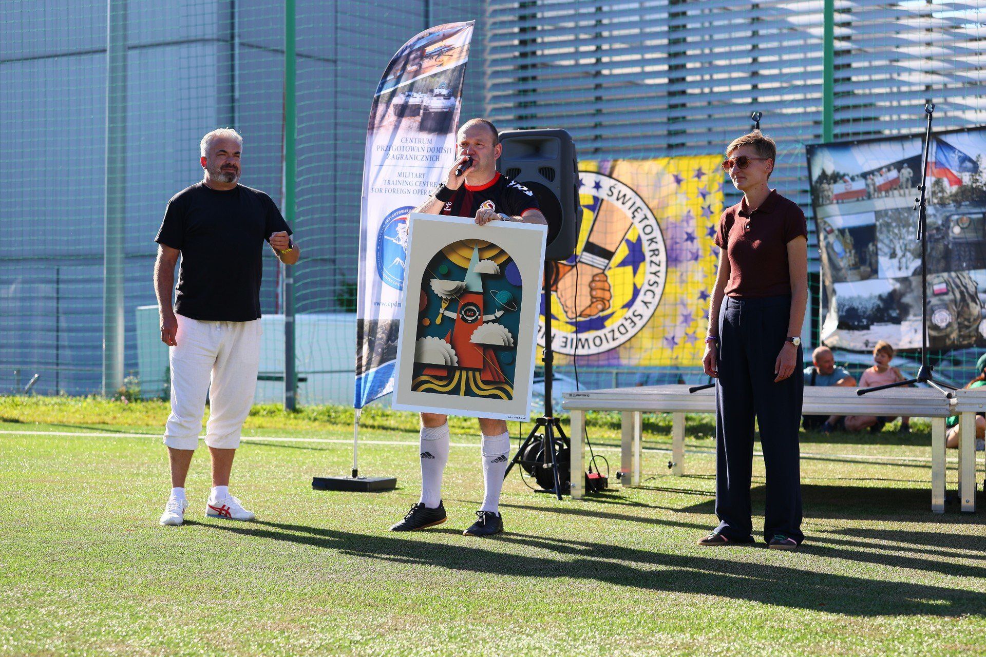 Sporym zainteresowaniem cieszyła się licytacja wydruku zwycięskiego projektu muralu &#34;Misja pierogi: z Kielc do Kosmosu&#34; autorstwa Jakuba Kamińskiego
