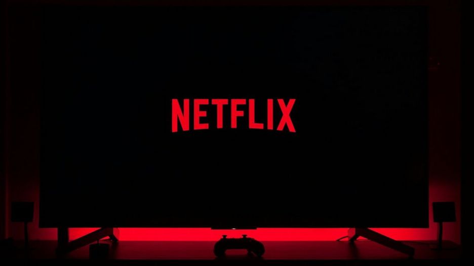 Źrodło fot. Kalifat, Wilhelm Behrman, Netflix, 2020 / Unsplash, Thibault Penin, 2019