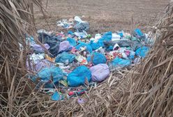 Wyrzucił śmieci na pole. Zdradził go paragon