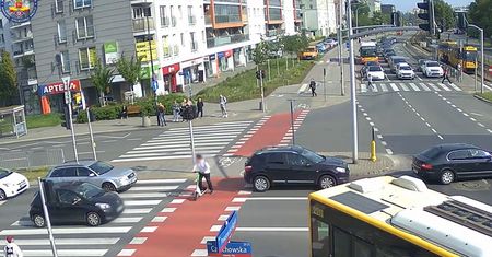 Warszawa: Groźny wypadek. Hulajnogą na czerwonym świetle