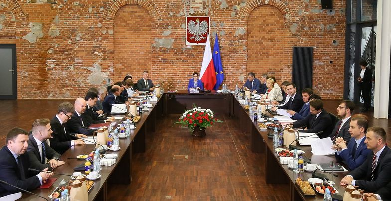 Worek rządowych prezentów dla "ziemi obiecanej"