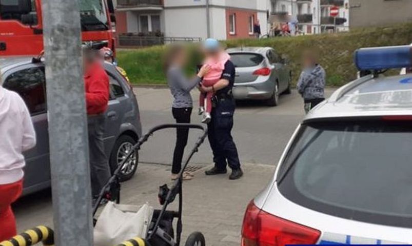 Koszmar matki na parkingu. Policjanci pomogli kobiecie