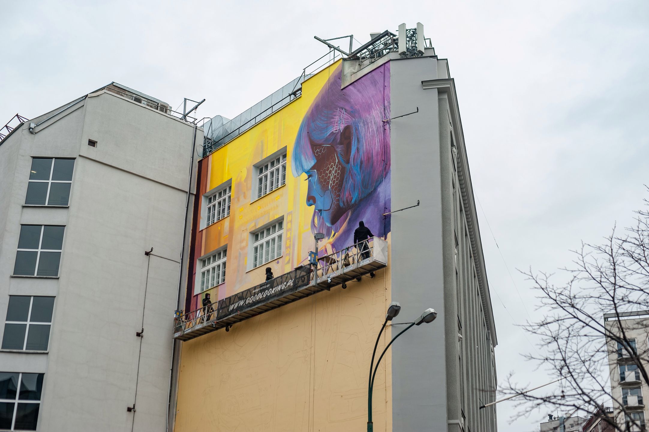 Zdjęcie dnia. Cyberpunkowy mural na jednej z warszawskich kamienic 2