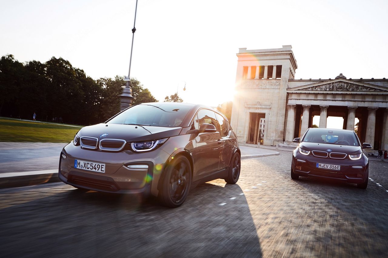 BMW i3 jest jednym z popularniejszych samochodów elektrycznych w Polsce. Ceny miejskiego hatchbacka zaczynają się od kwoty 172 800 zł (fot. BMW)