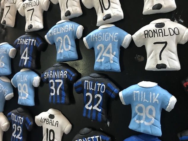 Magnesy między innymi Zielińskiego i Milika na rynku w Neapolu