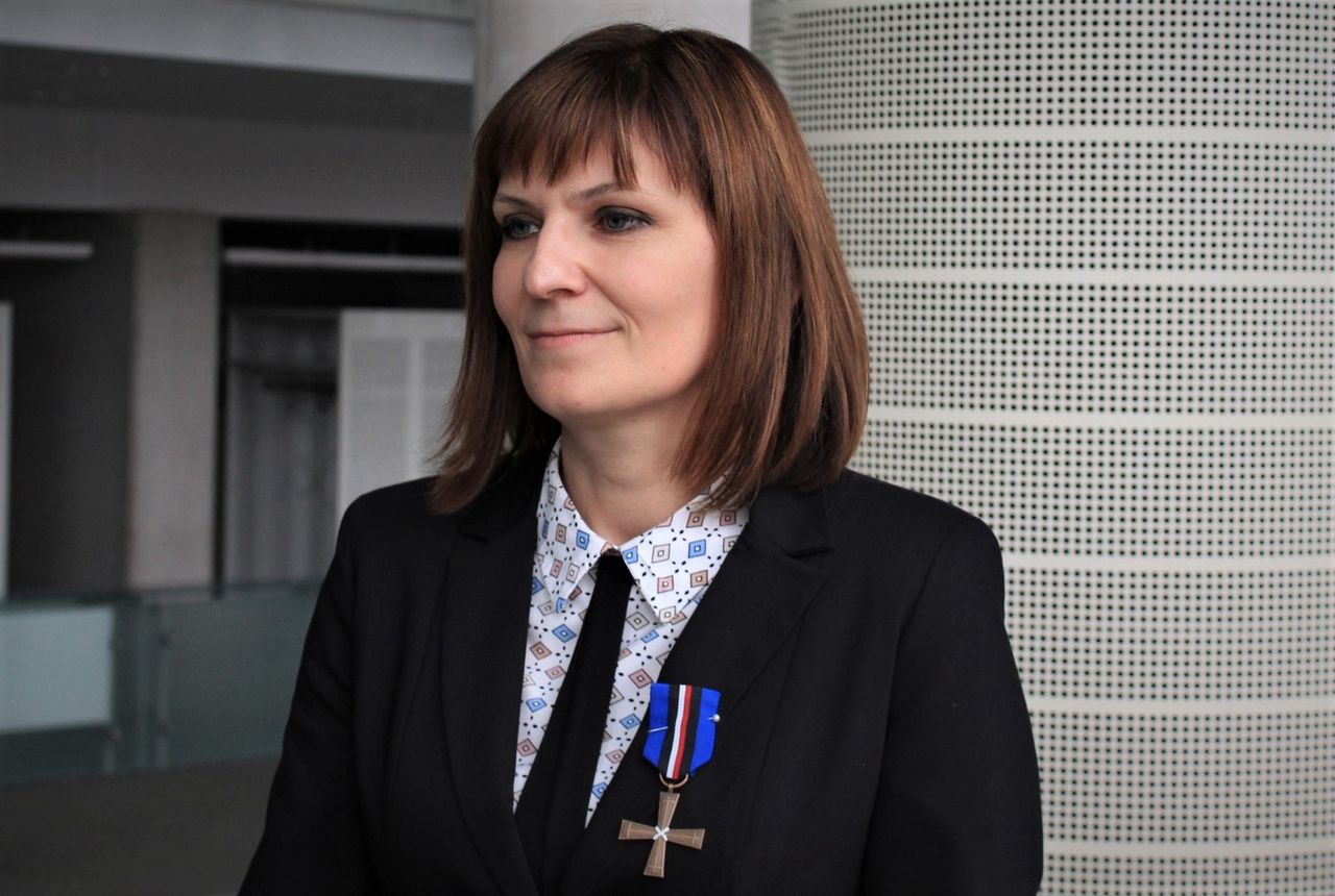 Dorota Bartoszewicz ze stowarzyszenia "Ocalić od zapomnienia" odnalazła już kilka rodzin poszukiwanych przez Archiwum Arolsen. Za swoją działalność została uhonorowana medalem przez prezesa IPN