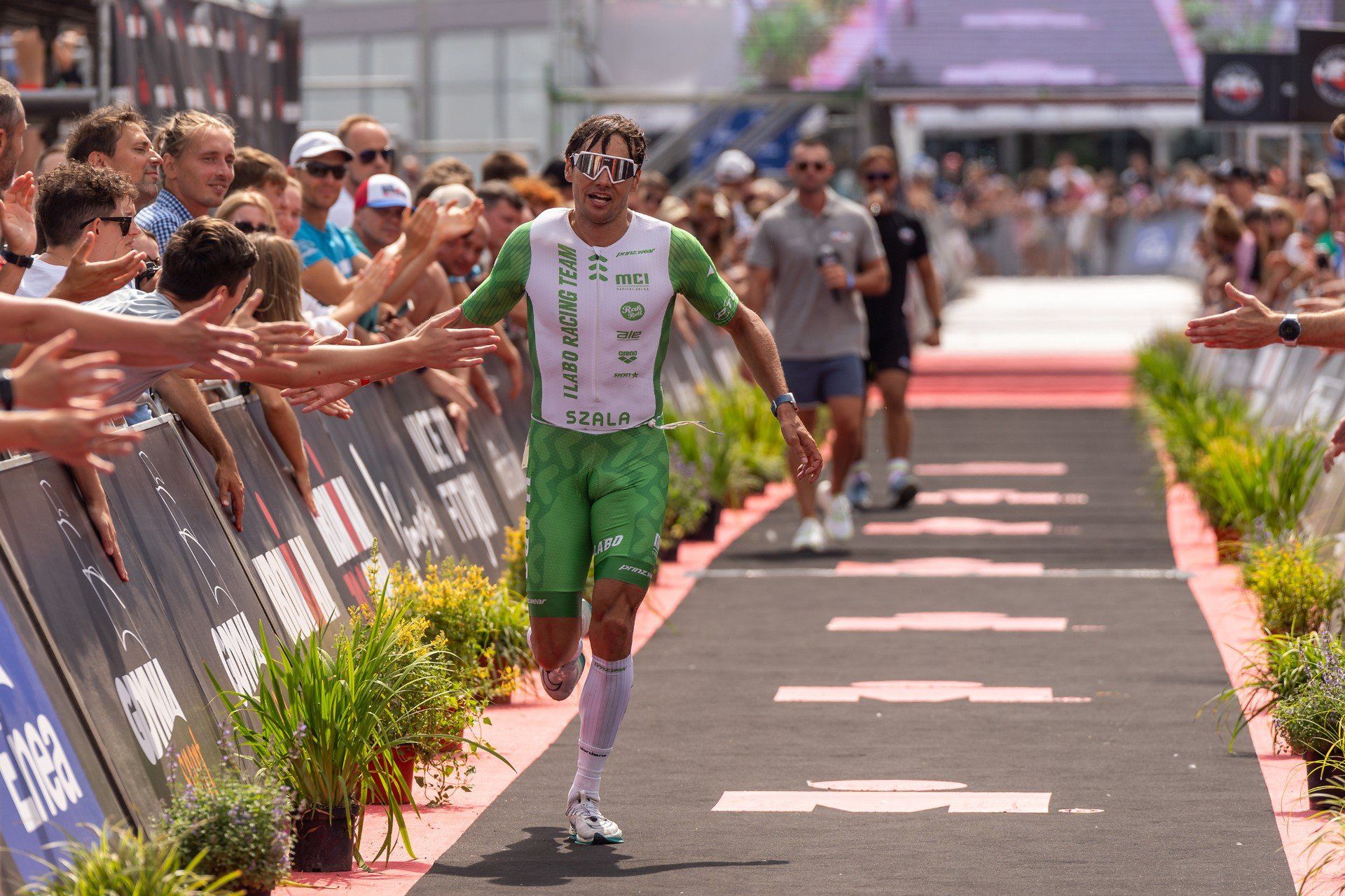 Zawodnicy na trasie w Gdyni podczas zawodów Enea Ironman 70.3 w dniu 4 sierpnia 2024 roku. Do pokonania było 1,9 km wpław, 90 km jazdy na rowerze i 21,1 km biegu