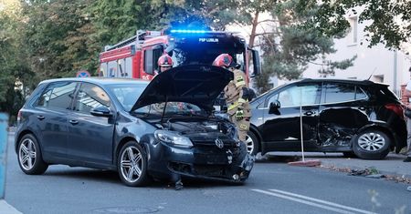 Nie zatrzymał się na stopie i doprowadził do zderzenia z volkswagenem. Tuż obok strażnicy JRG-1 | ZDJĘCIA