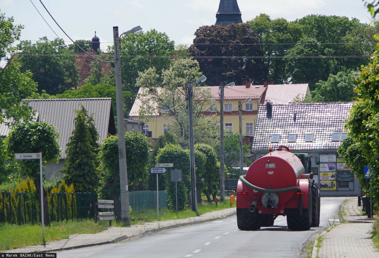 Chytry traci dwa razy. Chciał zaoszczędzić na szambie. Dostał dwa mandaty