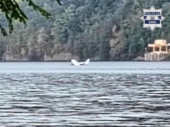 Międzybrodzie Bialskie: Pilot awionetki awaryjnie lądował na jeziorze. Samolot zatonął, mężczyznę uratowano