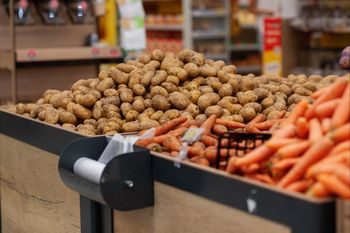 Kontrole warzyw w sklepach i na polach. Co sprawdzają inspektorzy?
