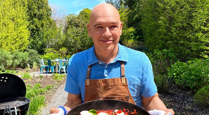 Symon gotuje w ogrodzie