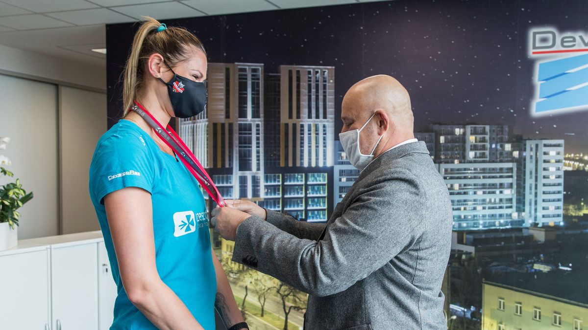 Materiały prasowe / Maciej Gocłoń  / Na zdjęciu: medal odbiera Gabriela Polańska