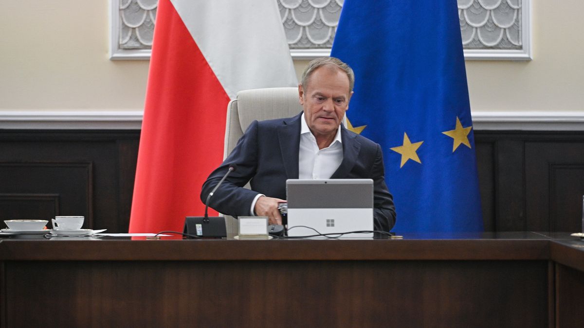 Warszawa, 22.10.2024. Premier Donald Tusk na posiedzeniu rządu w siedzibie Kancelarii Prezesa Rady Ministrów w Warszawie, 22 bm. Ministrowie mają zając się m.in. projektem rozporządzenia, które przewiduje rozszerzenie sieci dróg płatnych dla pojazdów o dopuszczalnej masie całkowitej powyżej 3,5 tony. W harmonogramie jest także projekt dotyczący utworzenia tzw. stref czystego transportu oraz nowela o służbie zagranicznej. (jm) PAP/Marcin Obara