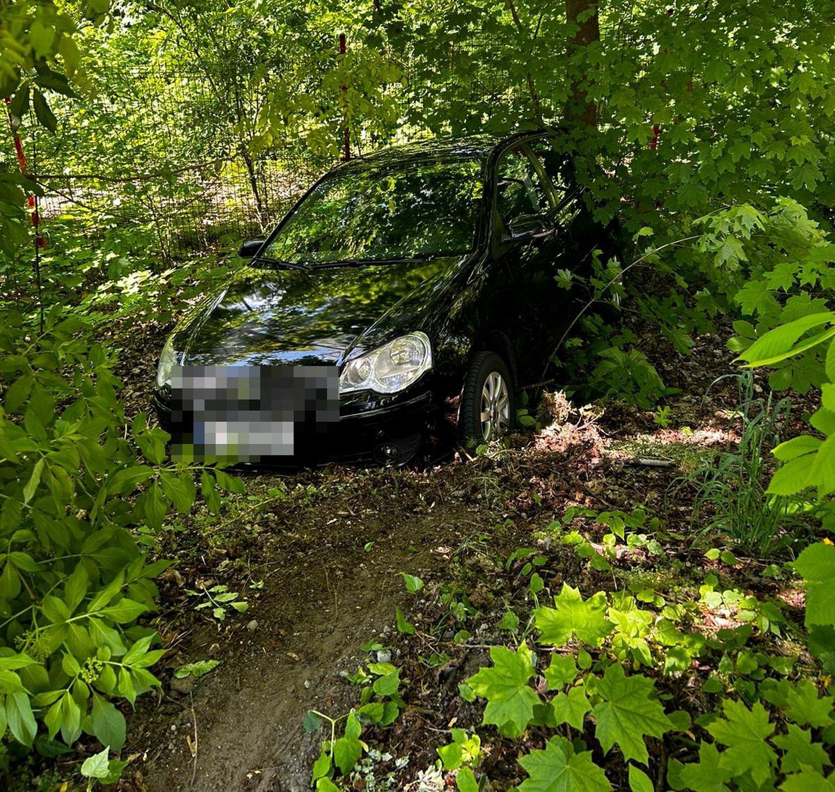 Źle zabezpieczony samochód zjechał z parkingu i wylądował w rowie 200 metrów dalej