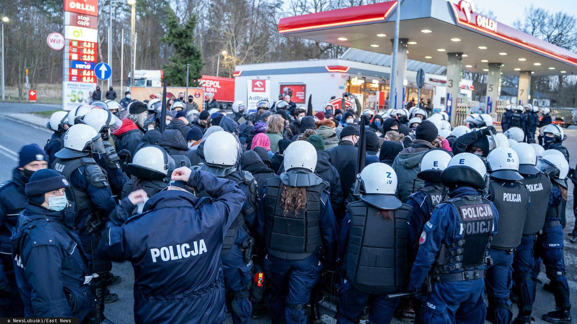 Pokojowy protest przerodzi? si? w starcia z policj? w Kro?nie Odrza?skim
Fot. NewsLubuski/East News, 12.02.2022, Pokojowy protest w obronie migrantow przerodzil sie w starcia z policja w Krosnie Odrzanskim. Protestujacy rzucali w funckjonariuszy kamieniami, deskami, uzywali takze pirotechniki. Policjaci musieli uzyc gazu oraz srodkow przymusu bezposredniego. Zatrzymano 11 osob, w akcji bralo udzial ponad 200 policjantow z czego dwoch zostalo rannych.
NewsLubuski